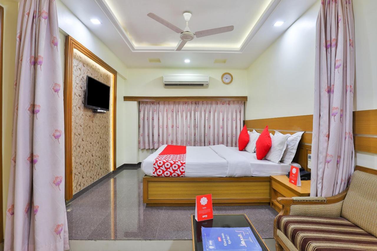 Oyo 17117 Hotel Rainbow فَدودارا المظهر الخارجي الصورة