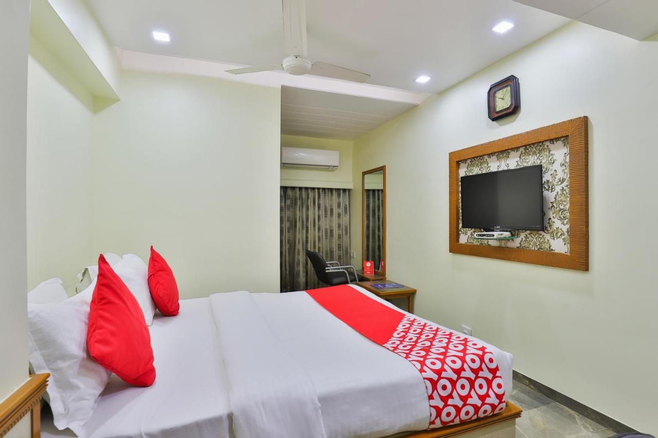 Oyo 17117 Hotel Rainbow فَدودارا المظهر الخارجي الصورة